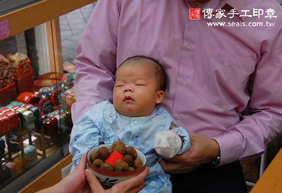 吳寶寶(新北永和區到府嬰兒寶寶滿月剃頭理髮、免費到府嬰兒剃胎毛儀式吉祥話)。到府剃頭剃胎毛主持、專業拍照、DVD光碟、證書。★購買「臍帶章、肚臍章、胎毛筆刷印章」贈送：剃頭、收涎、抓周，三選一。2015.10.25 照片7